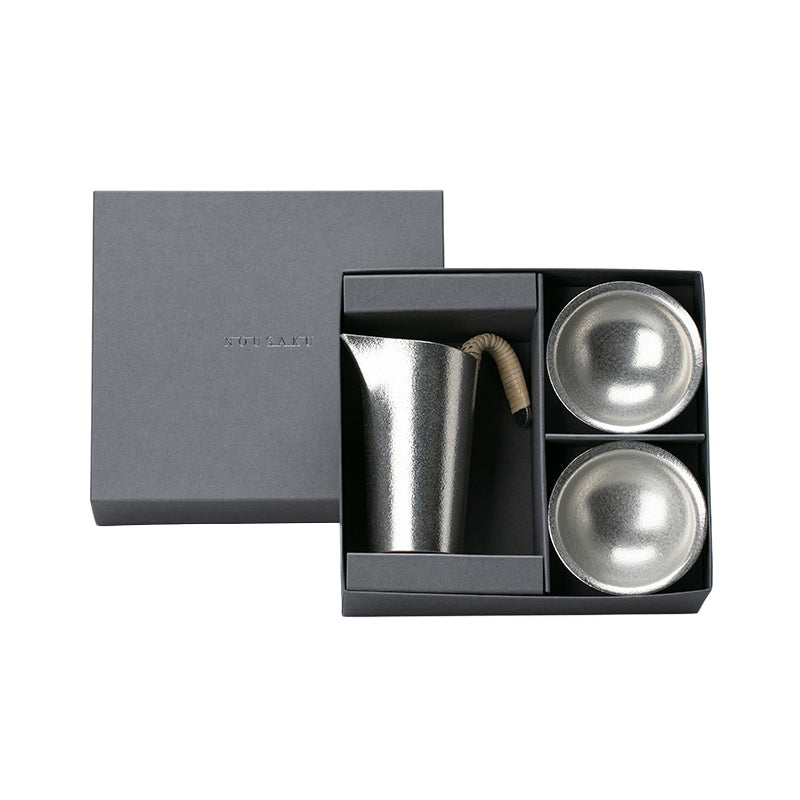 Set of 3_Sake jug and flat cup chirori