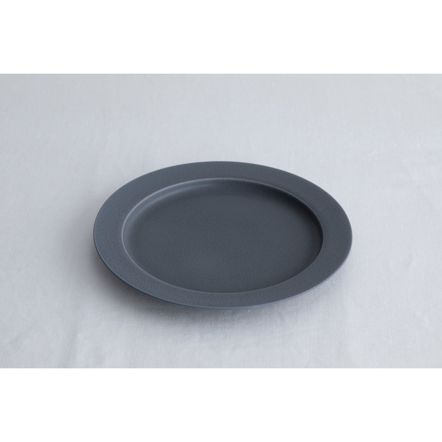 Plate unjour apres midi plate rainy gray