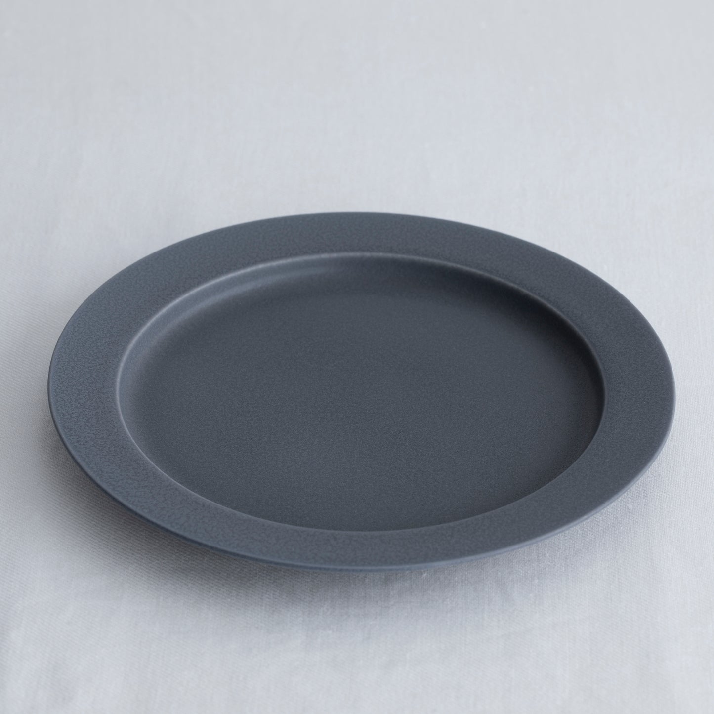 Plate unjour apres midi plate rainy gray
