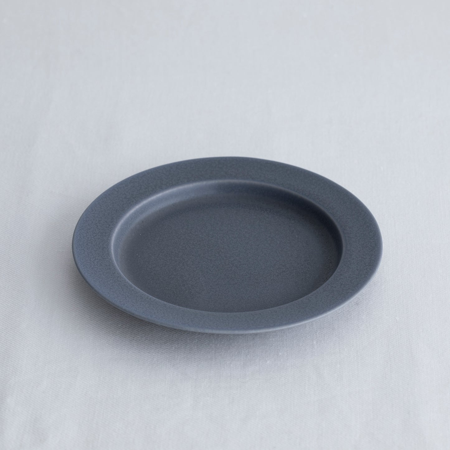 Plate unjour gouter plate rainy gray
