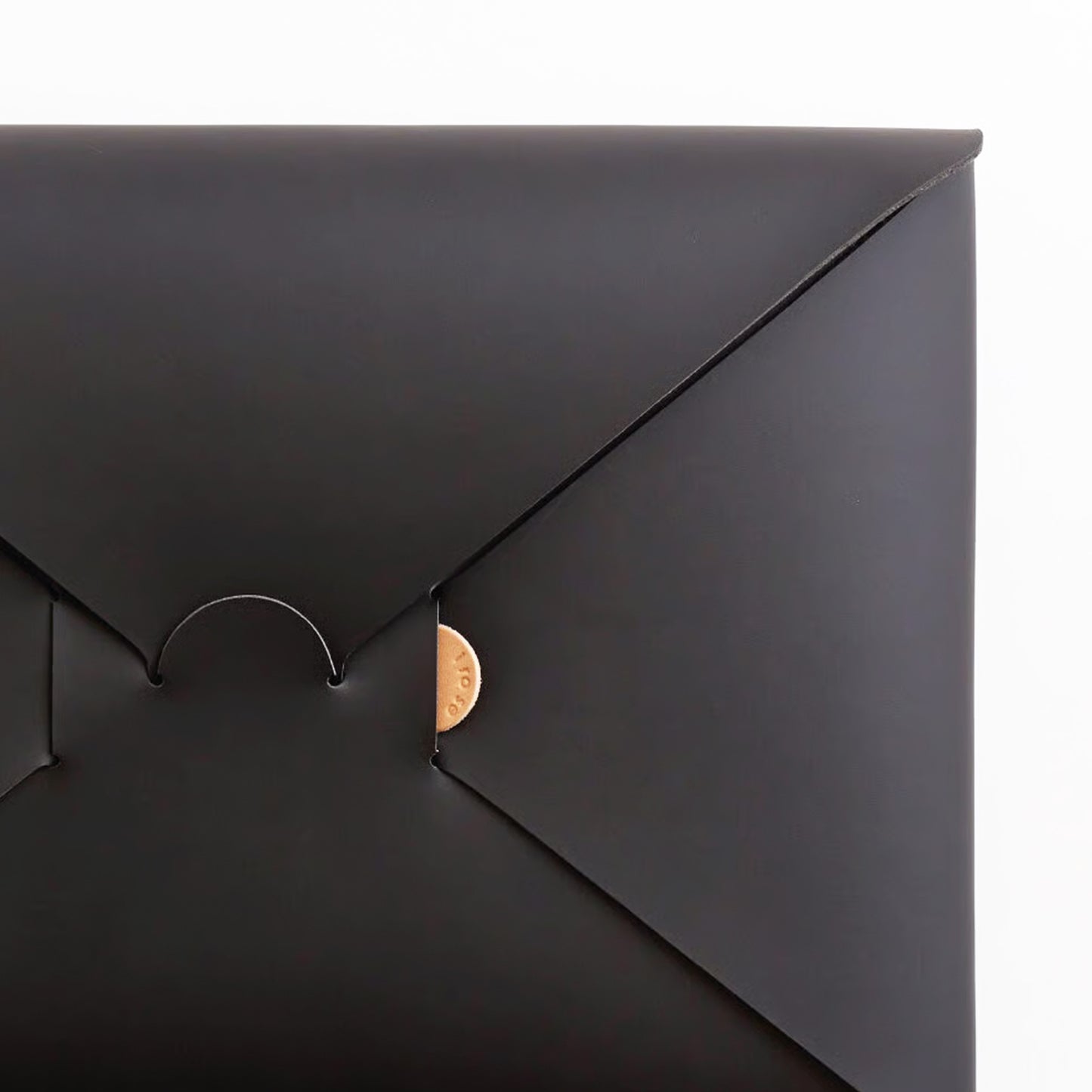 SEAMLESS CLUTCH BAG-M BLACK