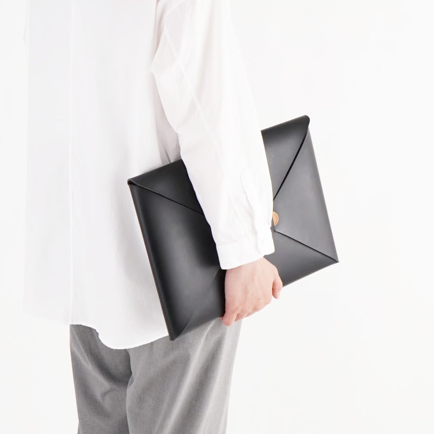 SEAMLESS CLUTCH BAG-M BLACK