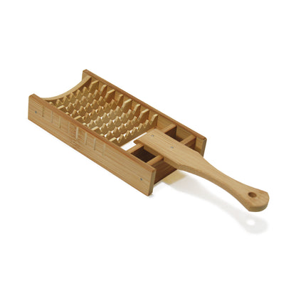 Close-up of the sharp heavy-duty bamboo teeth on Kohchosai Kosuga oni oroshi grater
