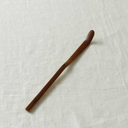 Close-up of the elegant handcrafted bamboo curve on Kohchosai Kosuga tea scoop