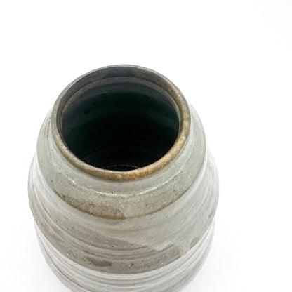 White Slip Flower Vase_Kanata Shisama