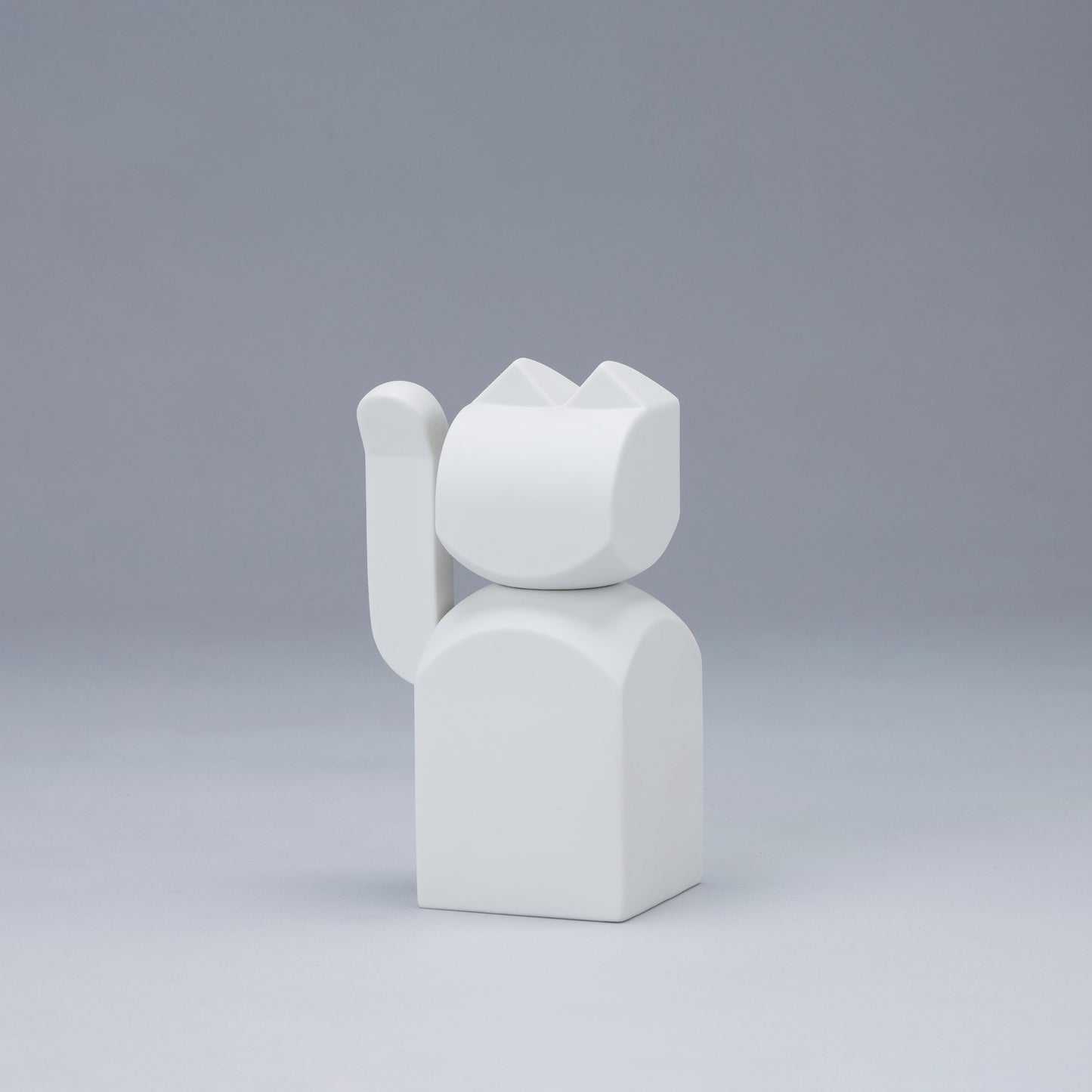 MAG MANEKI White M